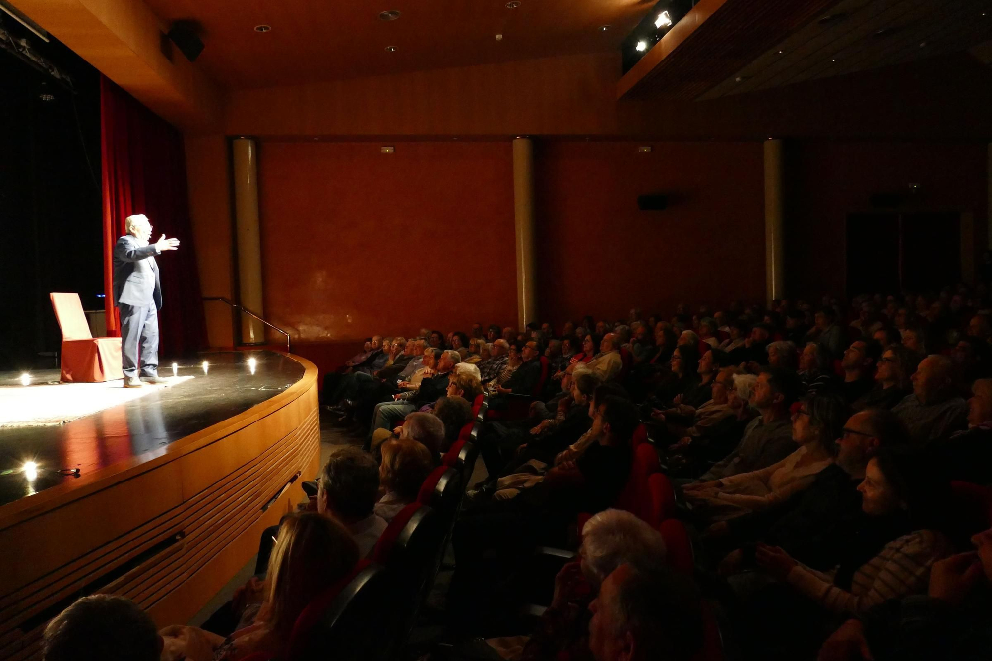 Joan Pera fa un repàs vital entre rialles a Llançà