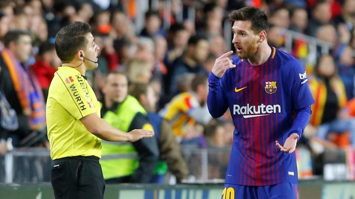 Messi conversa con el asistente sobre la jugada del gol no concedido.