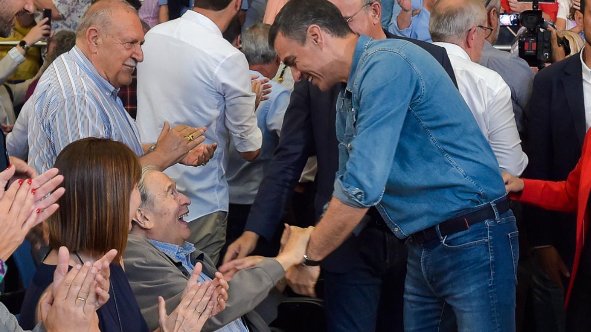 Pedro Sánchez saluda a Jerónimo Saavedra en el mitin del PSOE en Gran Canaria por la elecciones autonómicas y locales el 7 de mayo de 2023.