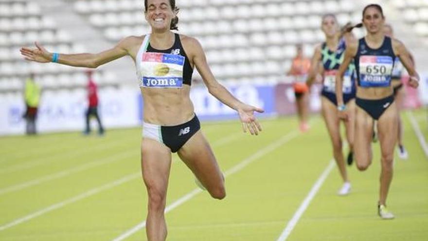 Esther Guerrero arribant a la meta en la prova de 1.500