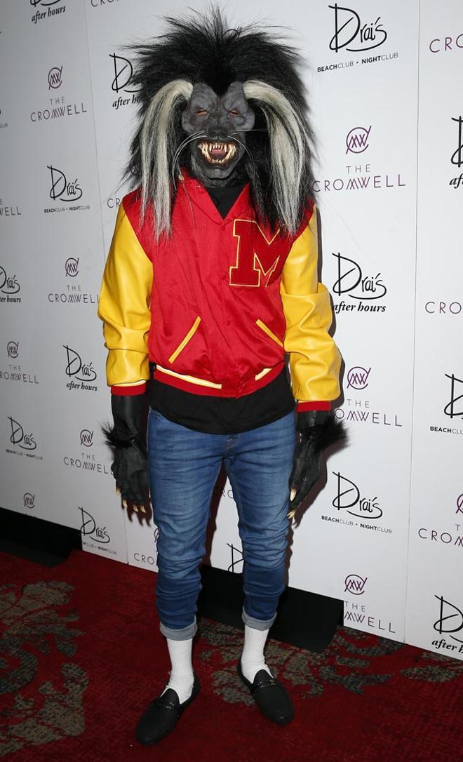 Chris Brown posó por la alfombra roja previa a su concierto celebrado en Halloween, disfrazado