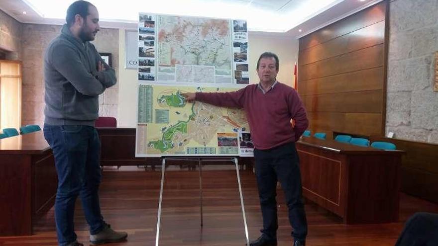 Diego Fernández y Manuel Dacal presentan el plano-guía. // L.F.