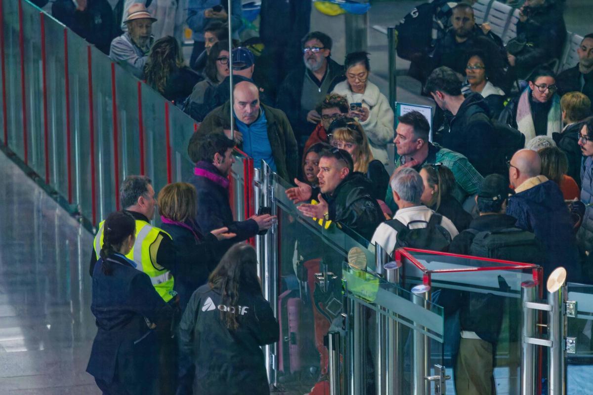 Los viajeros han pedido explicaciones por los retrasos que se han vivido durante toda la jornada en Castelló.
