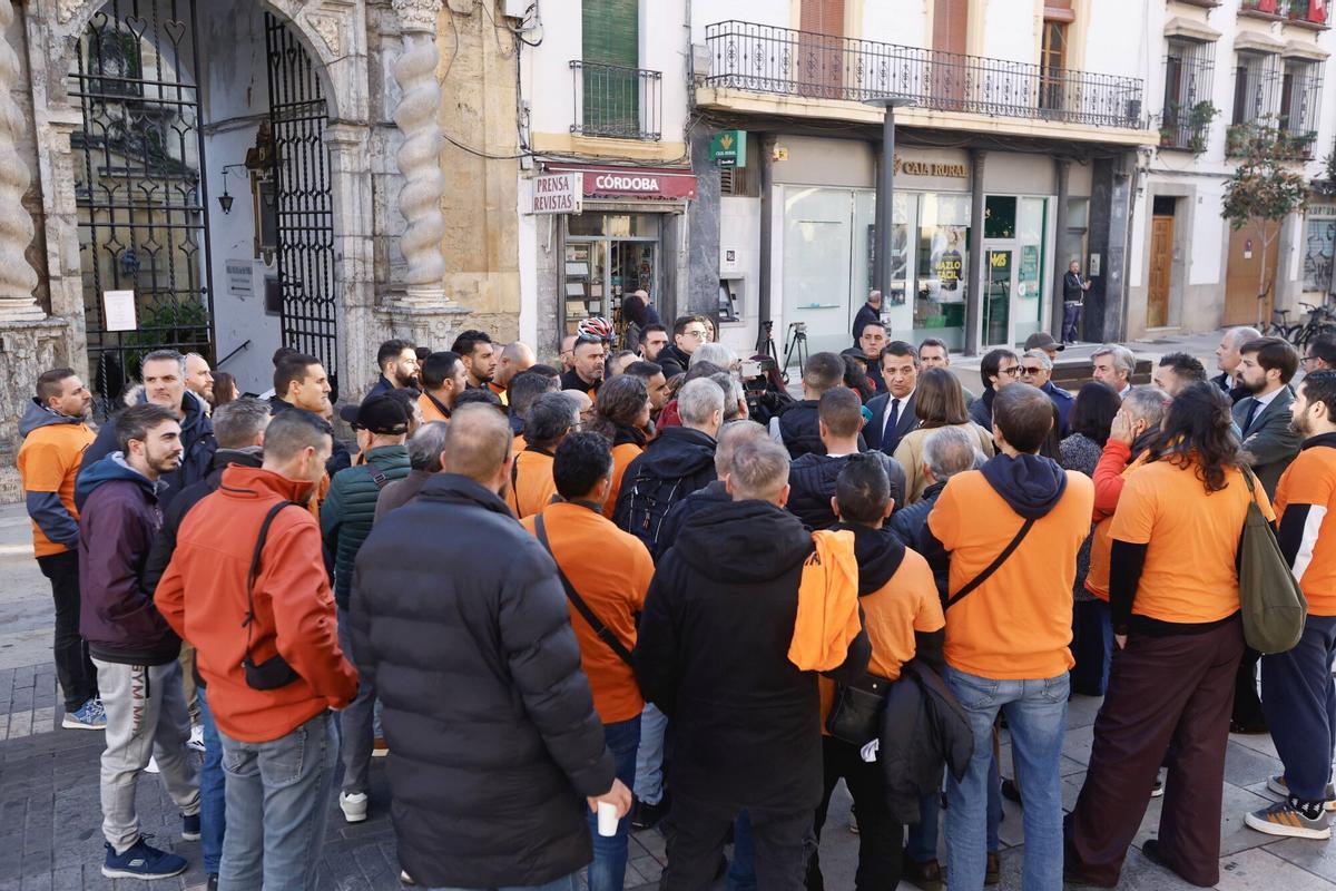 El alcalde de Córdoba, José María Bellido, habla con los trabajadores de Hitachi a las puertas del Ayuntamiento.