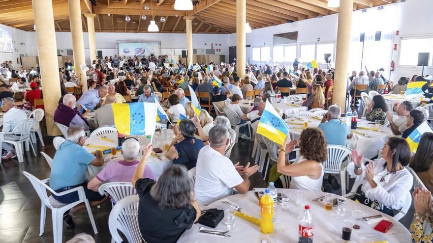 Concurrida asistencia de militantes y simpatizantes de Asamblea Majorera en su tradicional almuerzo navideño. |