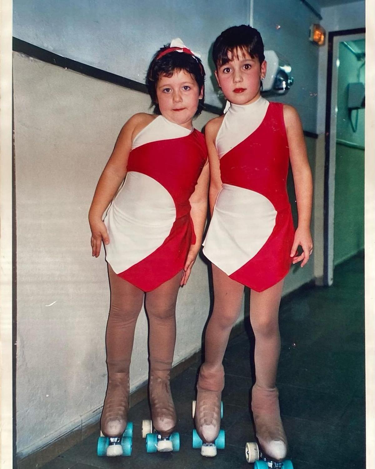 Al costat de la seva germana, Emma, en un dels seus primers anys de patinatge.