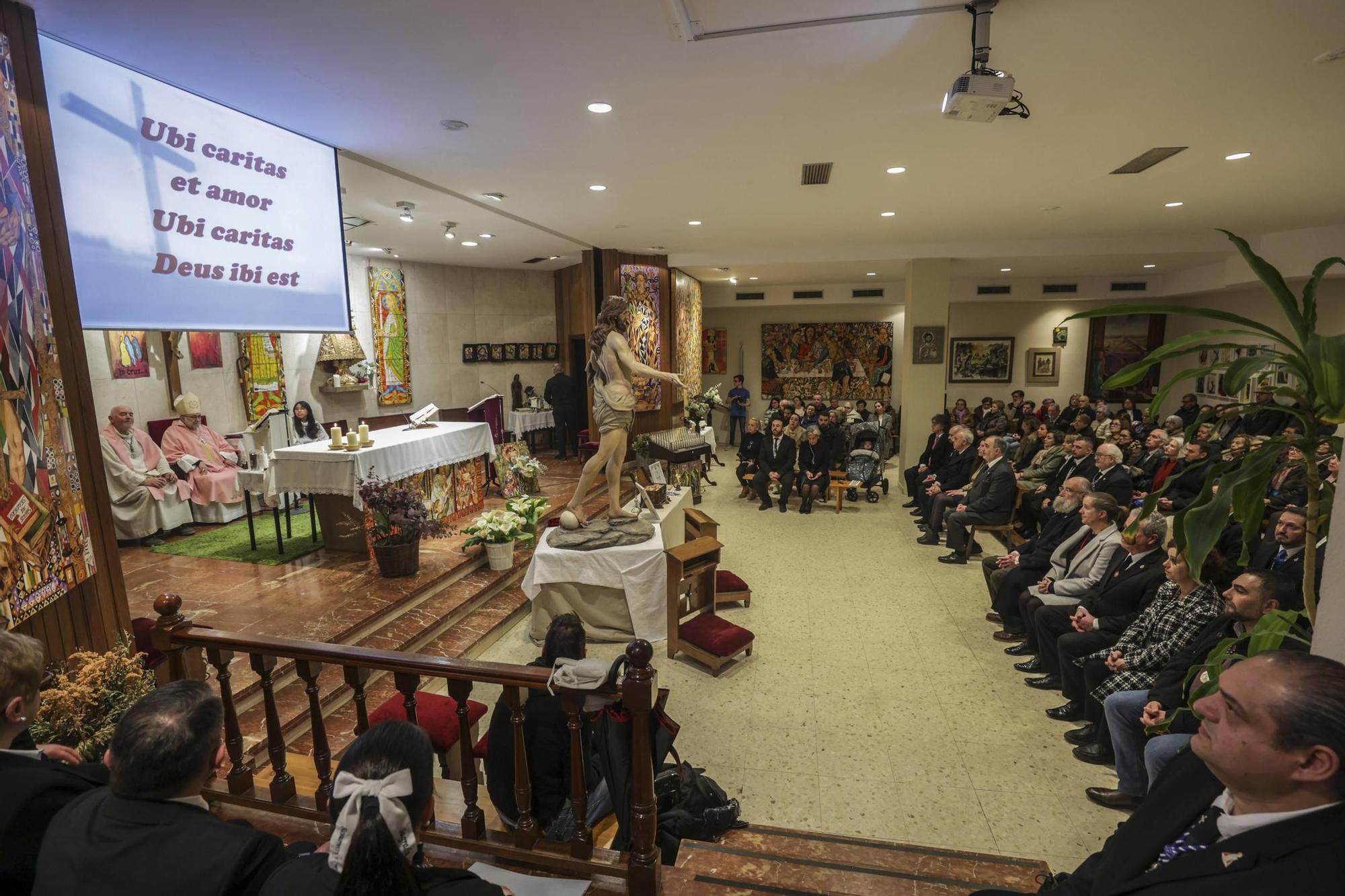 En imágenes | Sanz Montes bendice el Cristo de la cofradía del barrio de Teatinos