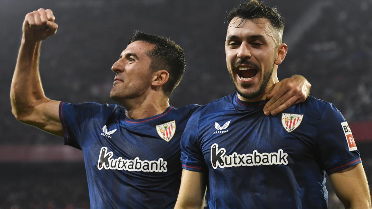Los jugadores del Athletic celebran un gol al Sevilla.