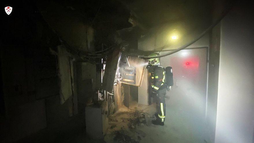 Un bombero del Consorcio en las labores de extinción