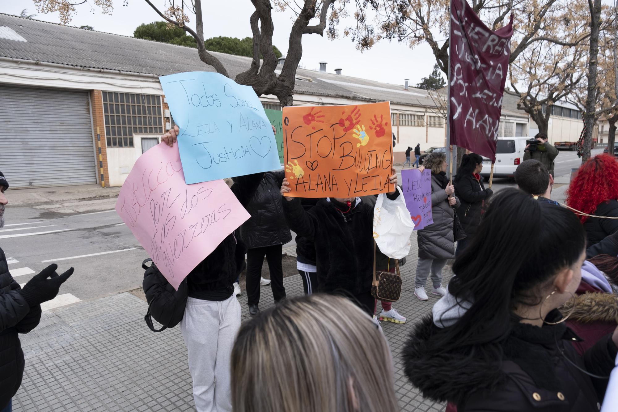 Manifestación en el instituto Llobregat de Sallent por el suicidio de la menor