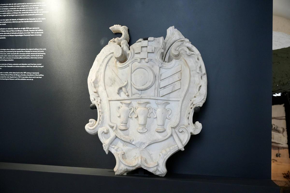 El escudo sin corona que se encuentra en el Hospital Centro Vivo