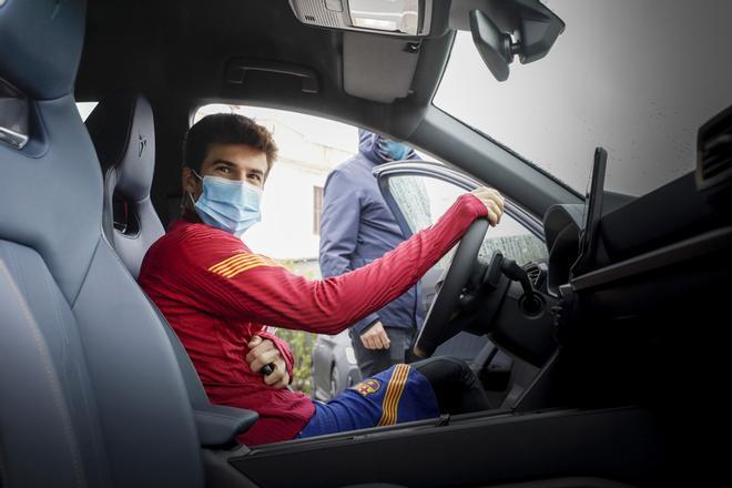 Riqui Puig personaliza su nuevo Cupra, coche oficial del FC Barcelona, durante un un evento organizado por la marca en la Ciutat Esportiva Joan Gamper.