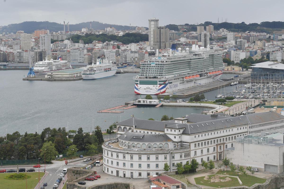 Los cuatro cruceros vistos desde distintos puntos de A Coruña