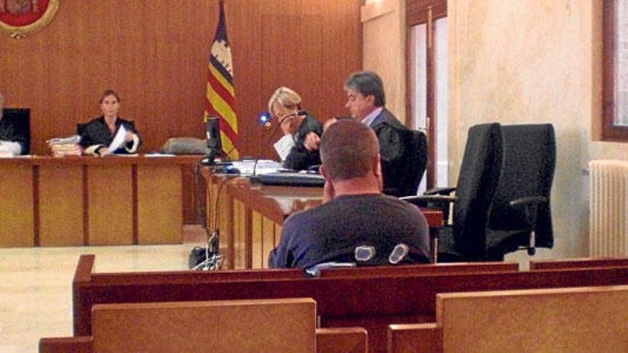 El acusado de un delito continuado de agresión sexual a su sobrino, ayer en el juicio en la Audiencia.