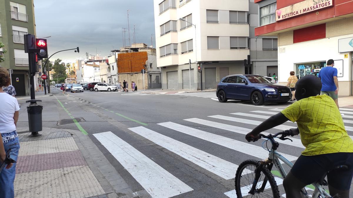 Semáforo para bicis en el cruce con Llombai.