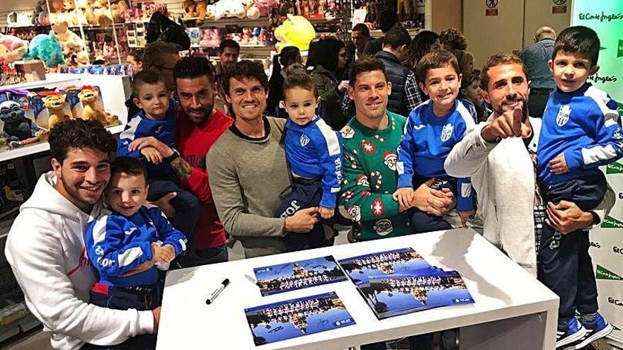 Varios jugadores del plantel firmaron ayer autógrafos a sus fans.