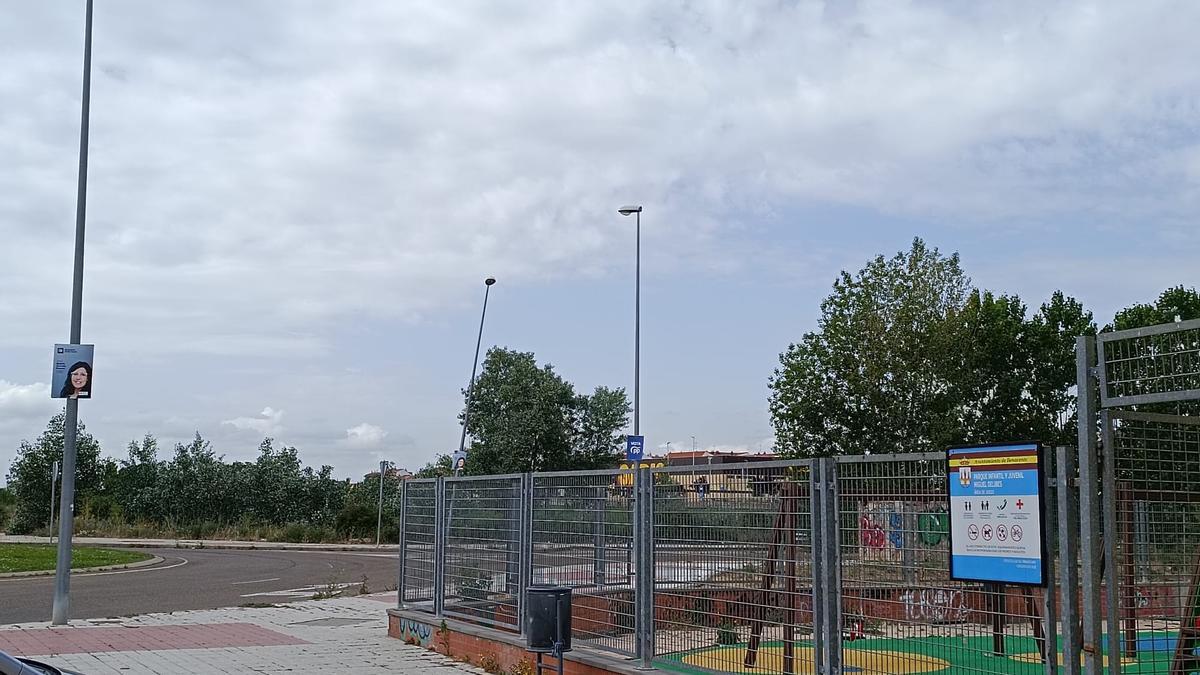 Un cartel electoral del PP a menos de 100 metros del colegio de Federico Silva este mediodía. IU y PSOE han presentado denuncia anta le Junta Electoral