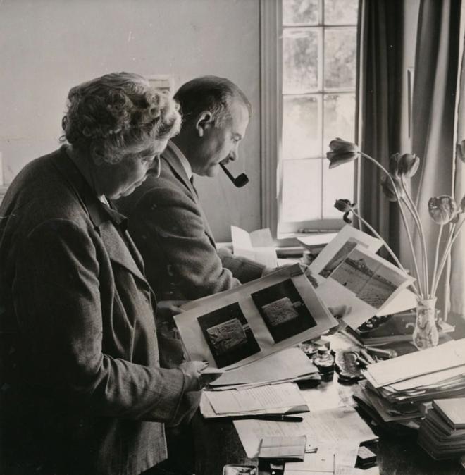 Agatha Christie y su marido Max Mallowan en 1950