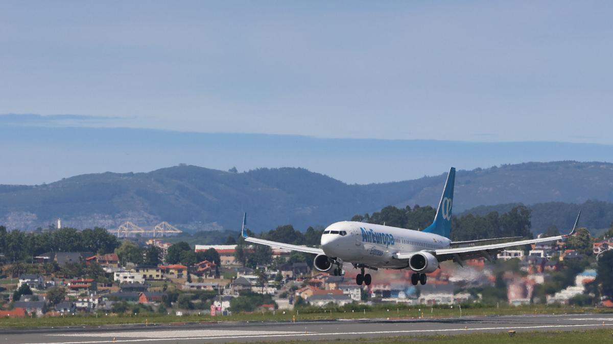 El aeropuerto de Alvedro con un avión aterrizando