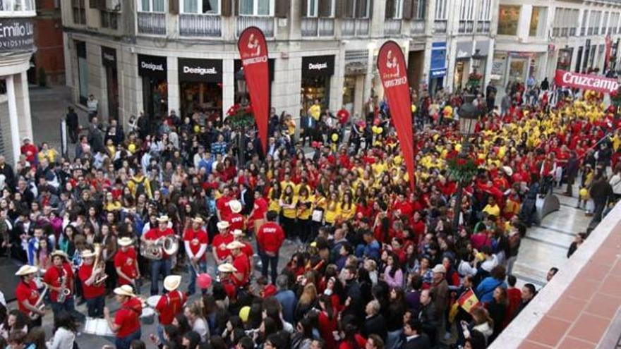 Bandera humana en Calle Larios.