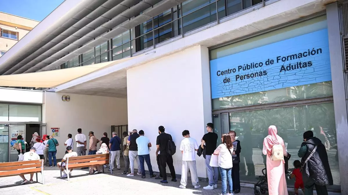 OMAC al borde del colapso en Elche con colas de tres horas