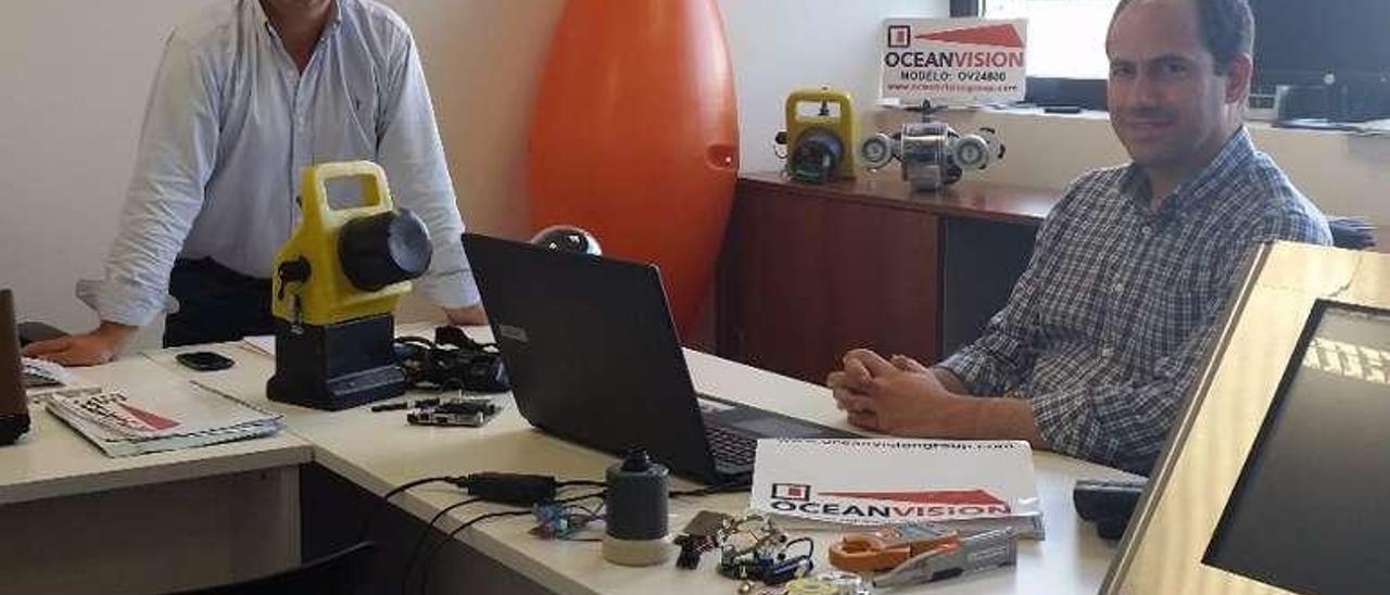 Miguel Ozores Massó (izquierda) y Alejandro Cabezón Jiménez en las oficinas de la firma Ocean Vision en Porto do Molle. // FdV
