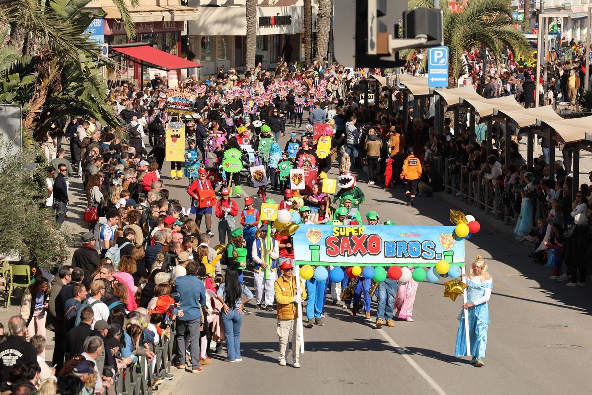 La rúa a su paso por la avenida de Santa Eulària.