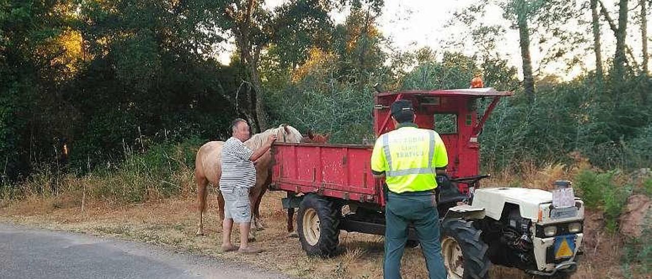 El tractorista, tras ser detectado por la Guardia Civil. // FdV