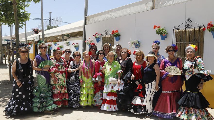 Convivencia y diversión entre de amigos el jueves de Feria