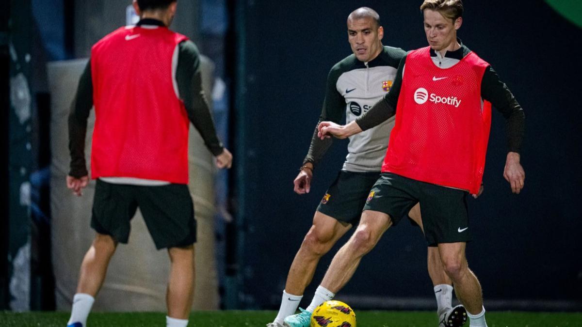 De Jong controla el balón ante Oriol Romeu en su regreso a los entrenamientos con el Barça.