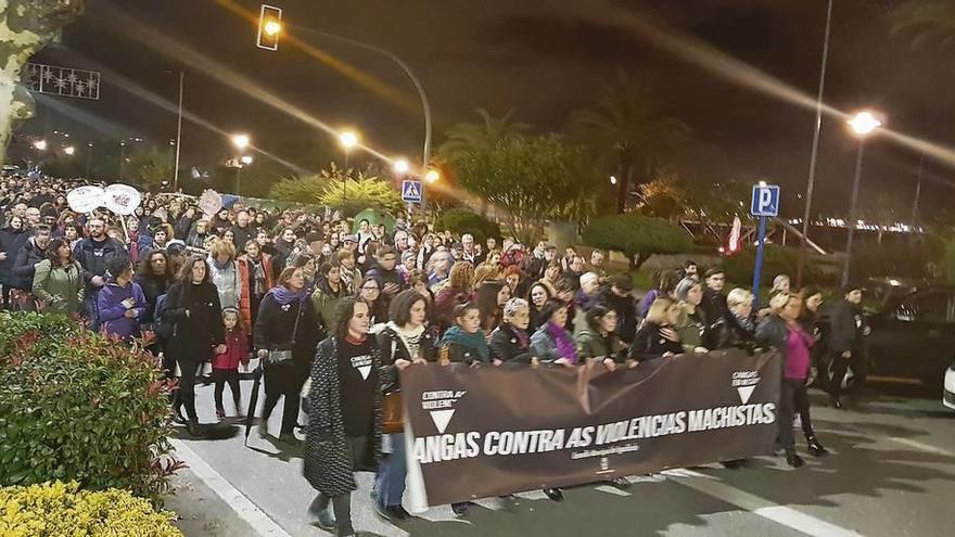 La cabecera de la manifestación, a su salida desde la Praza do Concello. // Santos Álvarez