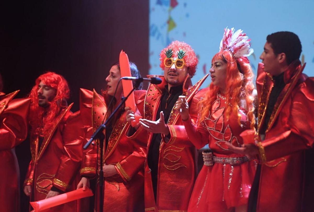La comparsa Malandros, ganadora del certamen, ayer. | Carlos Pardellas