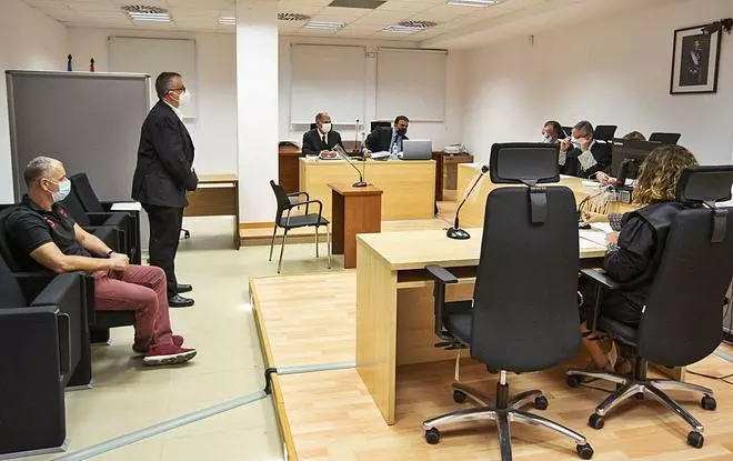 Absueltos un exedil y un policía local de Benidorm acusados de filtrar un examen