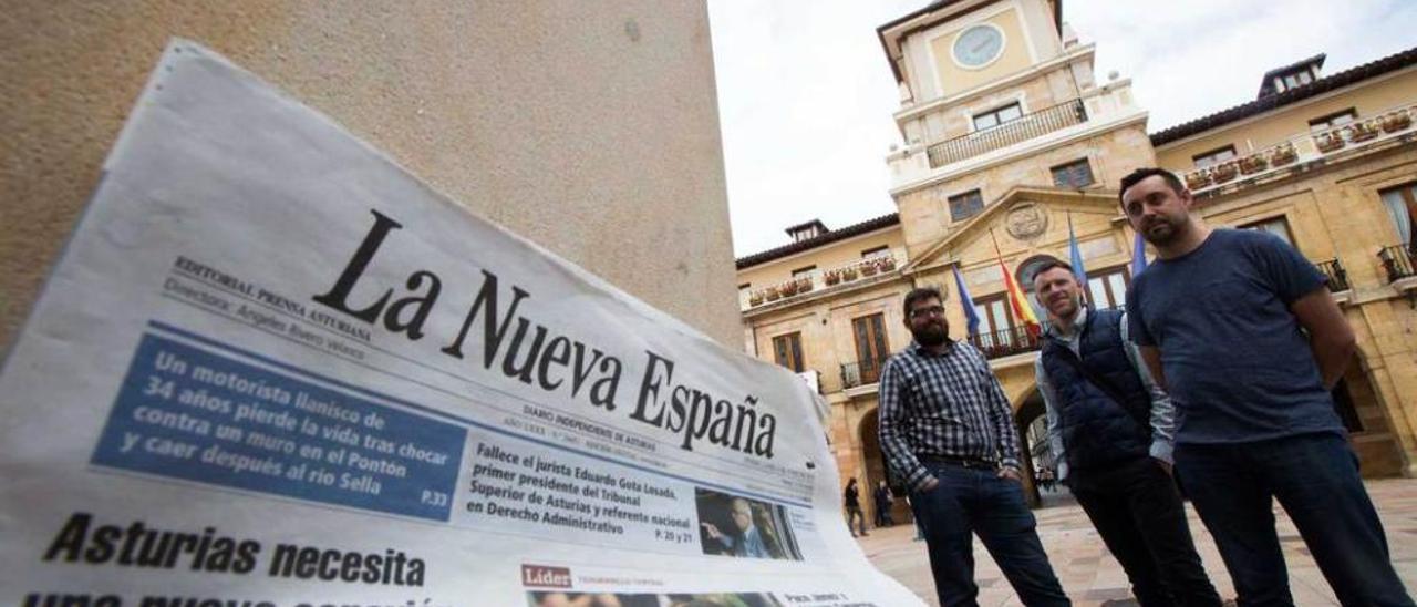 Ignacio Suárez, David Sánchez y Miguel Vicente, ayer en la plaza del Ayuntamiento.