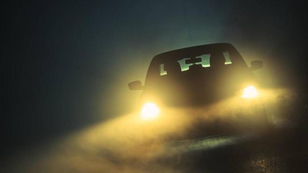 ¿Sabes cómo y cuándo encender las luces antiniebla en tu coche?