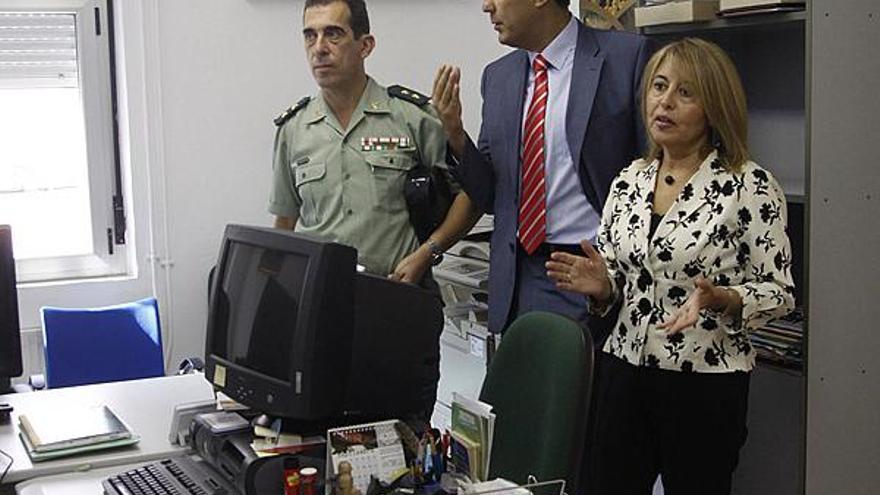 Pilar de la Higuera y Alberto Castro junto al teniente coronel de la Guardia Civil, Antonio Rodríguez-Medel.