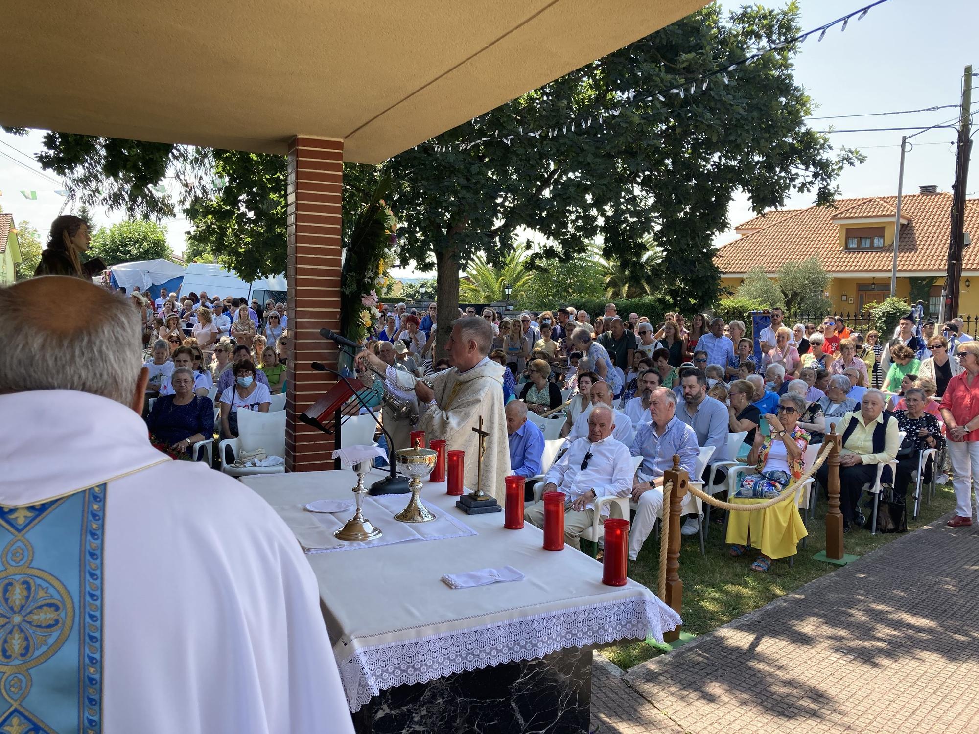 El Carbayu celebra su misa y su tradicional procesión que concluye con sorpresa: se presenta el nuevo himno en honor de Nuestra Señora del Buen Suceso