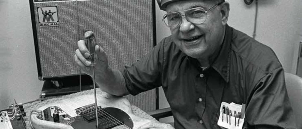 Leo Fender en su taller.