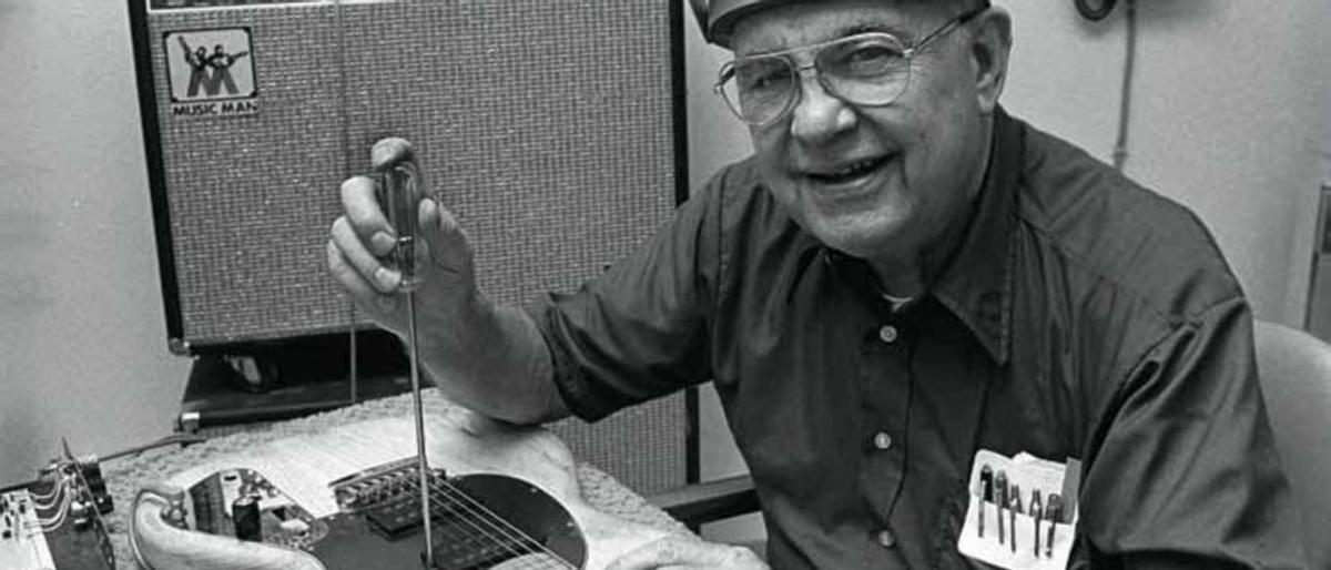Leo Fender en su taller.