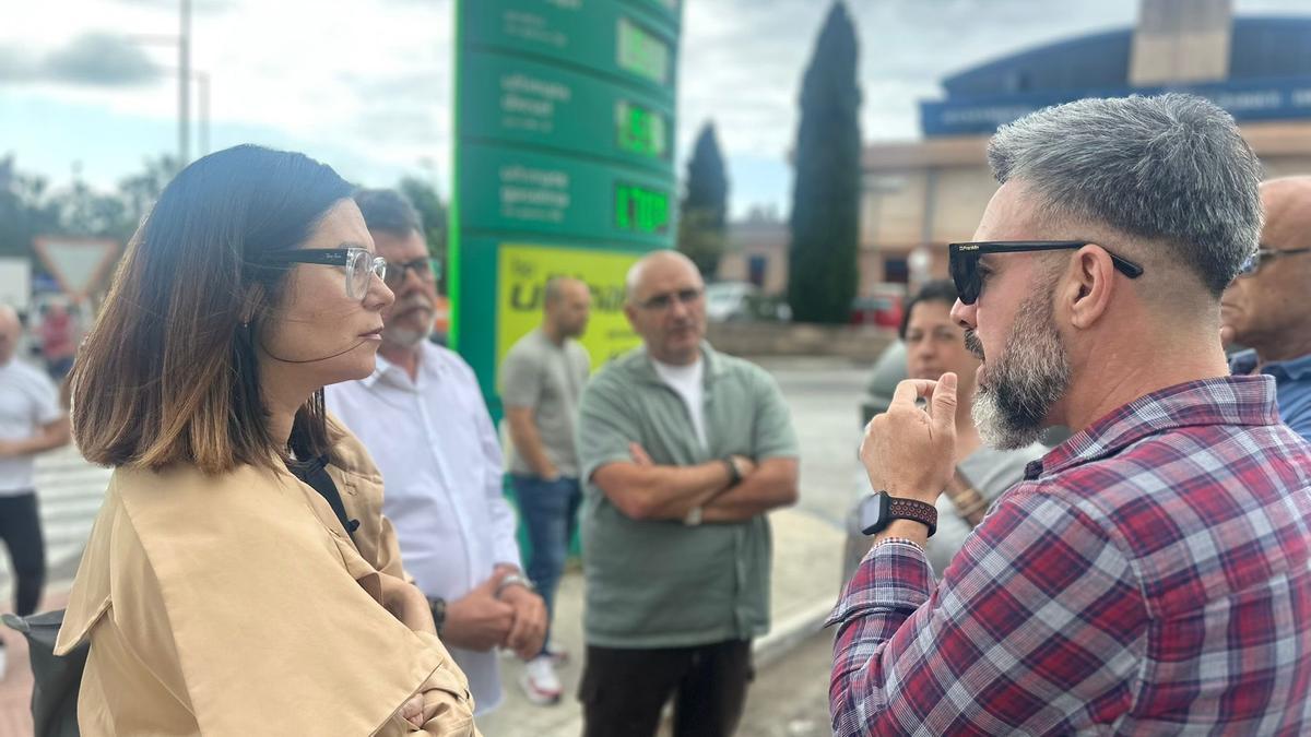 Trabajadores del transporte público urbano de Marbella, en una reunión con concejales del PSOE.