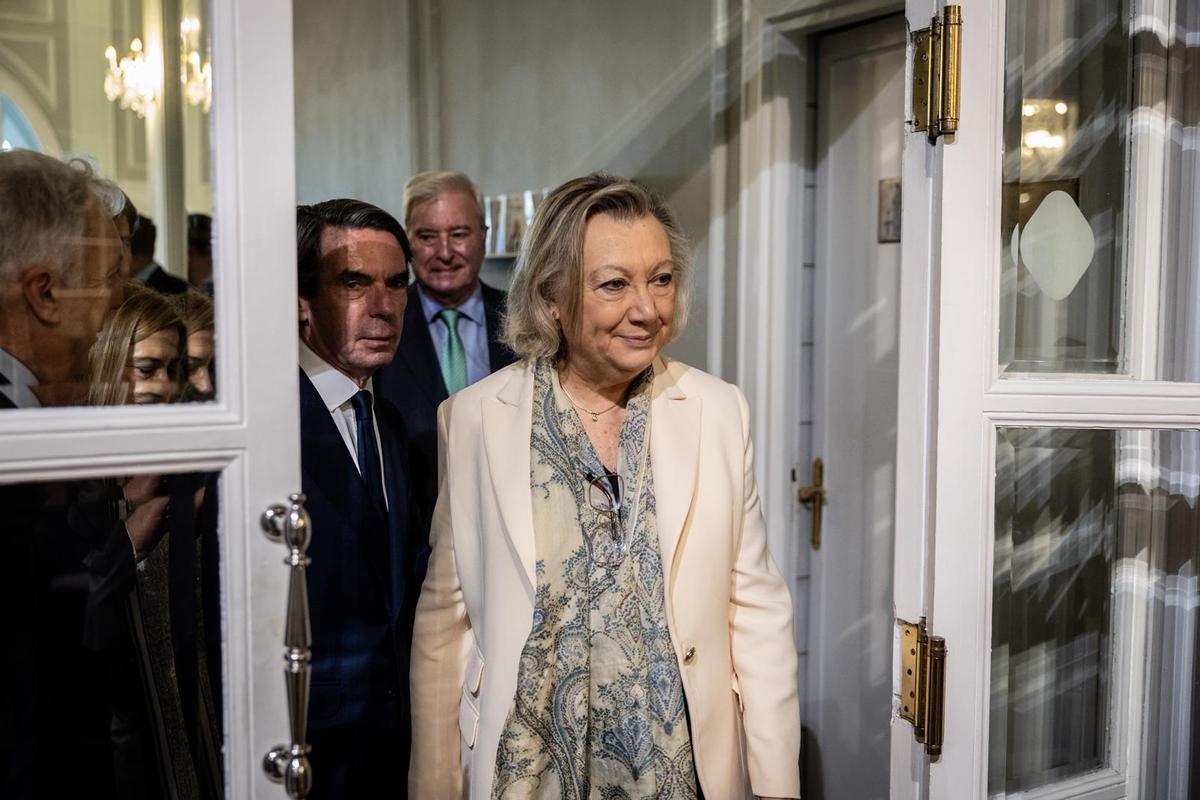 Luisa Fernanda Rudi, a su entrada al Gran Hotel de Zaragoza junto a José María Aznar, este lunes.