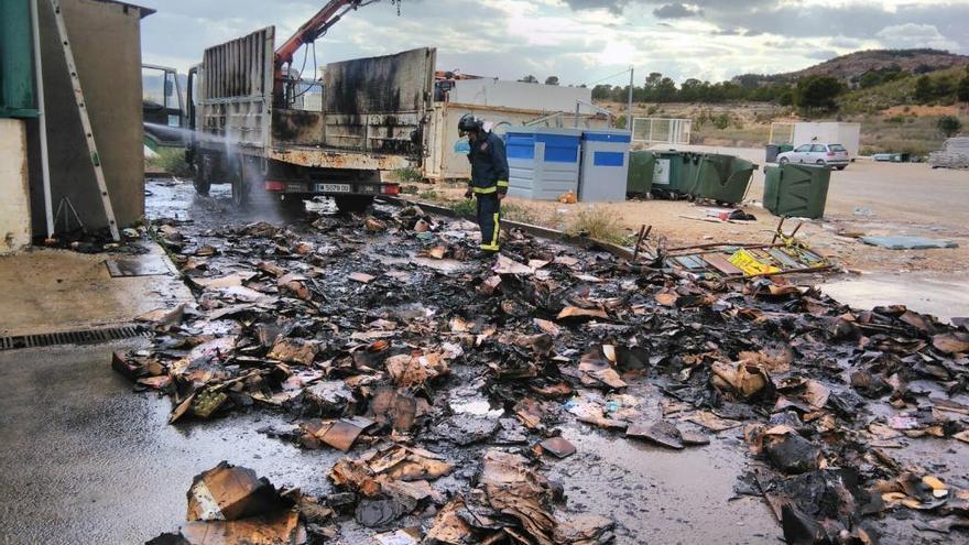 Se incendia un camión de basura en el interior de una planta de reciclaje