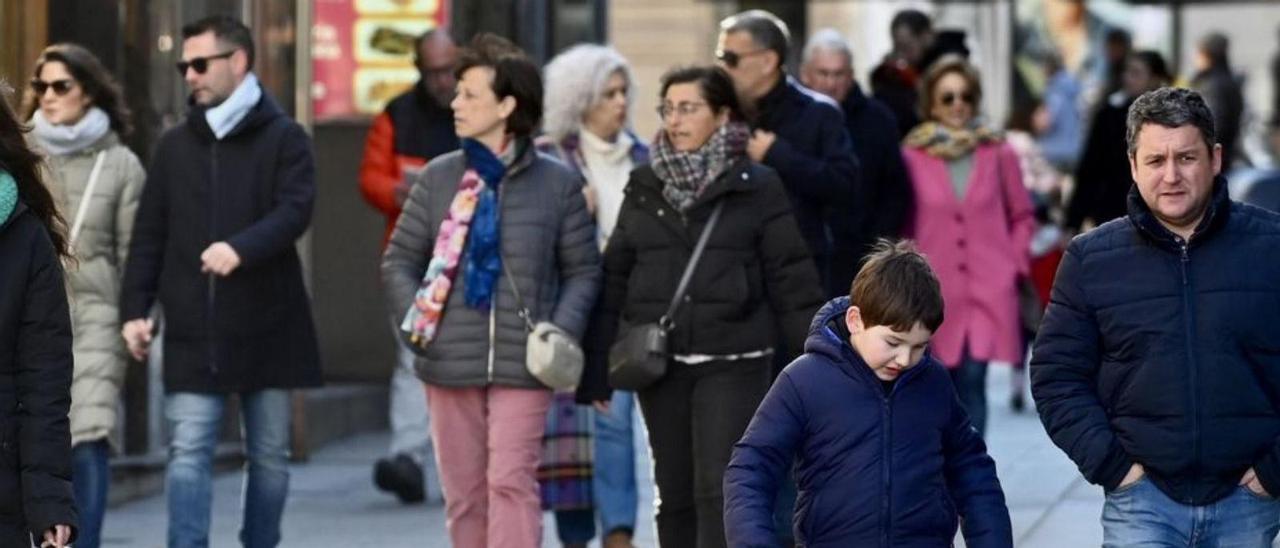Personas paseando por Pontevedra. | // RAFA VÁZQUEZ