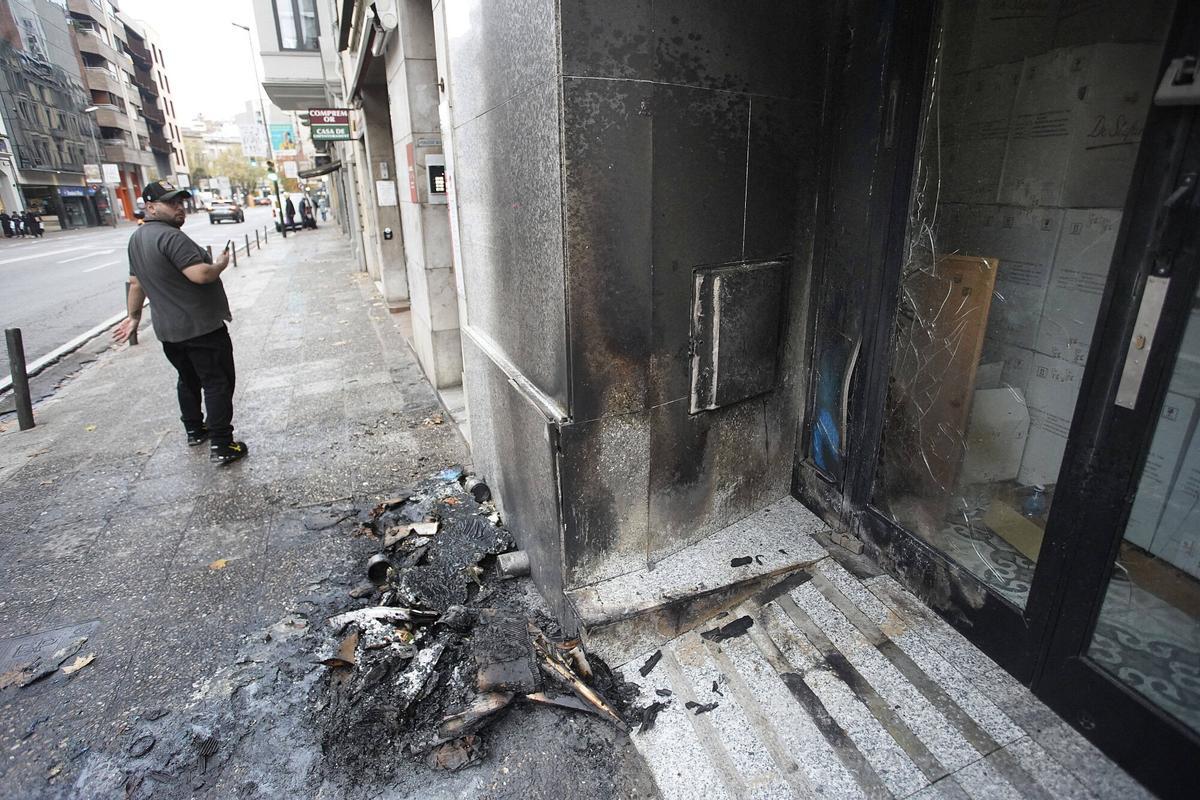 Girona carretera Bcn 15 Botega Toscana incendi cartrons exterior local ,vidres façana trencats