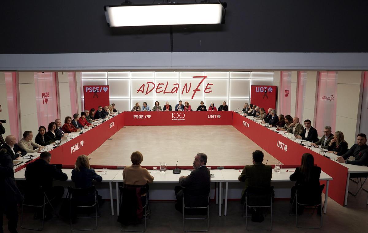 Pedro Sánchez and Pepe Álvarez, during the meeting at the PSOE headquarters.