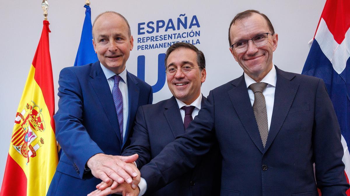 De izquierda a derecha, el ministro de Exteriores de Irlanda, Michael Martin; España, José Manuel Albares y Noruega, Espen Barth Eide, tras una rueda de prensa sobre el reconocimiento conjunto del Estado palestino.