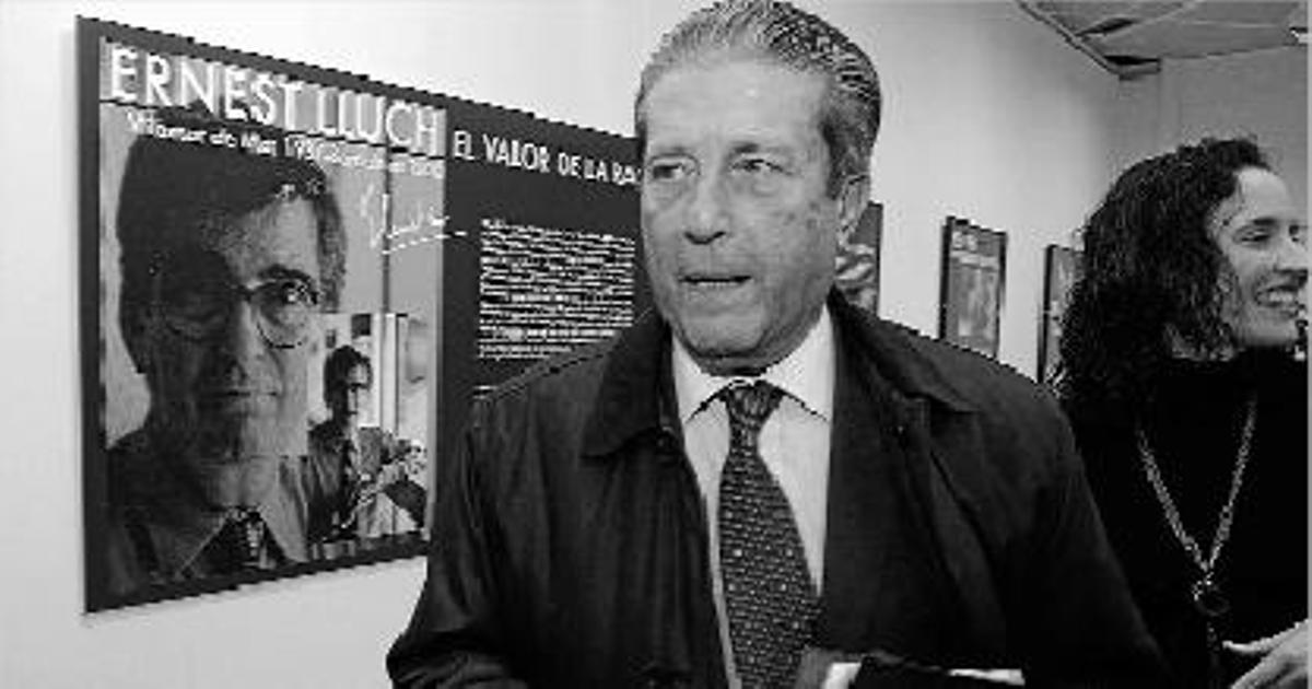 Mayor Zaragoza en la exposición de homenaje a Ernest Lluch, ayer en el Edificio Hucha.