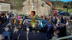 Llegada del féretro con los restos mortales de Juan Nogueira Carballo a la iglesia de András en Vilanova de Arousa.