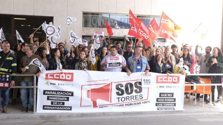 Diferentes colectivos protestaron ayer en el aeropuerto de Palma. | UNIDAS PODEMOS