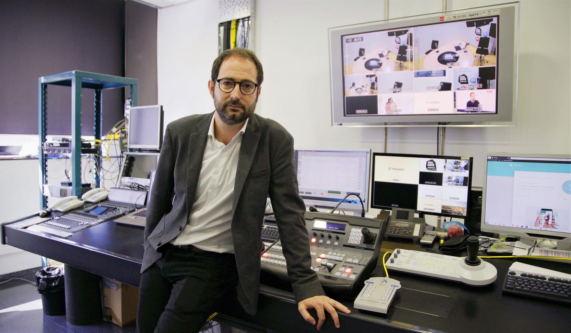 Oriol Burgada, director-gerente de Mataró Audiovisual, en la sala de realización de la Televisió de Mataró.